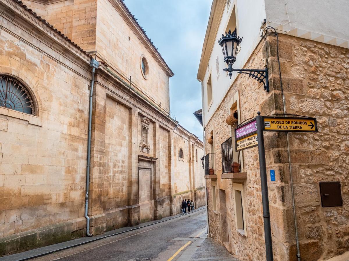 Encantadora Casa De Pueblo Con 5 Hab. En Burgos سانتو دومينغو دي سيلوس المظهر الخارجي الصورة